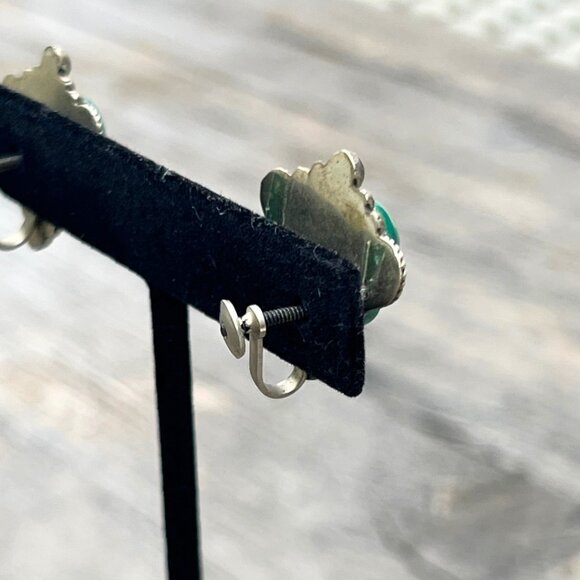 Vintage 1940's Mexican Alpaca Silver Green Tribal Mask Earrings Screw Back Aztec - Picture 5 of 8